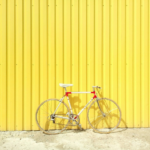 Rennrad vor gelber Wand Frühling rennradliebe